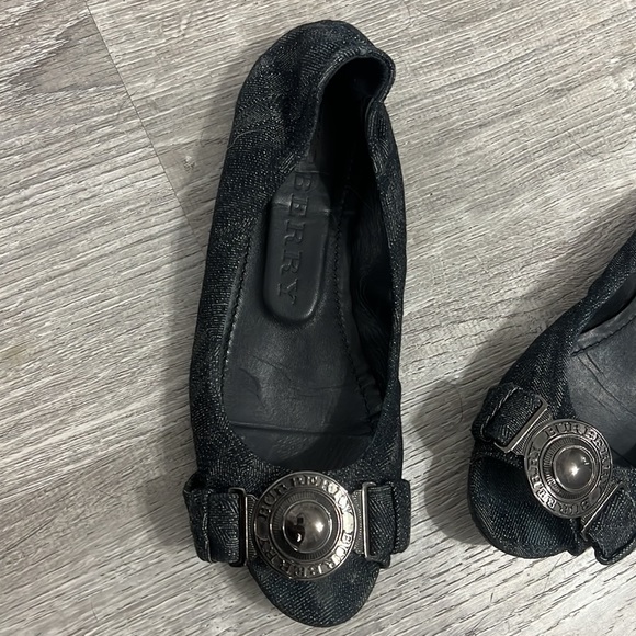 Burberry open toes shoes. - Picture 2 of 8